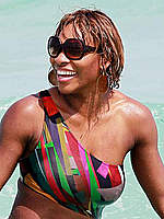 Serena Williams caught in bikini on the beach
