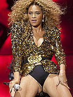 Beyonce Knowles sexy performs on the stage