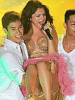 Selena Gomez permorms on the Boca Raton stage