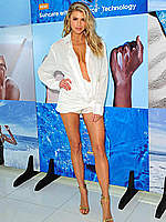 Charlotte McKinney long lesg and cleavage