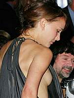Natalie Portman showing side a boob