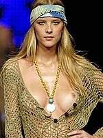 Gianne Albertoni sexy and titslip runway pics