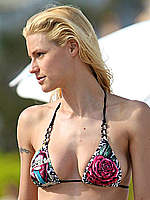 Michelle Hunziker sexy in bikini on the beach