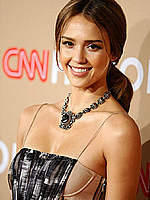 Jessica Alba posing at redcarpet shows legs