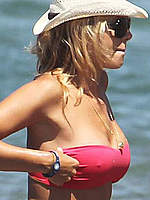 Ilary Blasi looking sexy in bikini on a beach