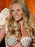 Anne Vyalitsyna in sexy lingeries runway pix