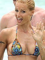 Michelle Hunziker sexy in bikini on the beach