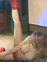 Busty Maria Lapiedra dancing striptease